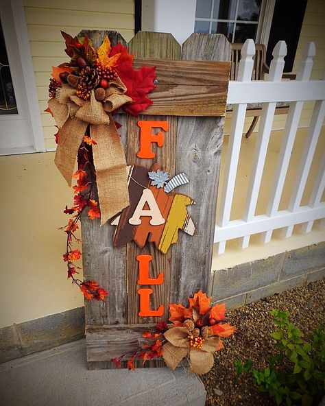 Fall sign out of old wooden fence Fall Picket Fence Decorating Ideas, Fall Wooden Yard Decor, Fall Fence Decorating Ideas, Fence Board Crafts, Picket Fence Decor, Picket Fence Crafts, Old Wooden Fence, Homecoming 2023, Fall Primitives