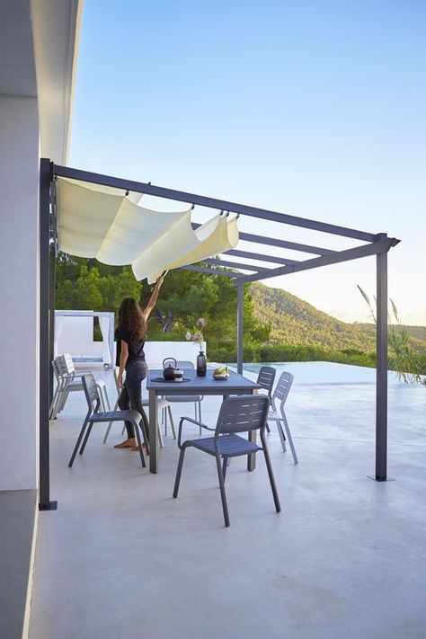 Shade sail awnings and canopies are a great solution to create shade over a patio, porch, balcony. DIY your own shade sail awning with these ideas & videos Deck Roof Ideas, Ombra Pergola, Deck Roof, Roof Ideas, Pergola Swing, Patio Pergola, Pergola Attached To House, Pergola Design, Covered Deck