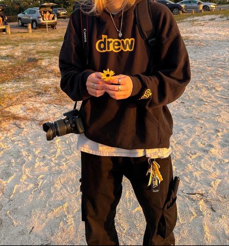 #drewhouse #drew #sunflower #beach #yellow #camera #photography Selena Galloway, Masc Fits, Beach Yellow, Masculine Clothing, Masc Fashion, Fly Fits, Masc Outfits, Mens Outfit Inspiration, Dream Style