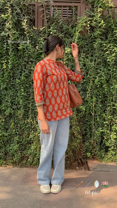 Kurti With Shoes Outfit, Short Kurtis Outfit, Kurta Outfits For College, Short Kurti Ideas, Casual College Outfits Indian, Desi Casual, College Outfits Indian, Casual Indian Outfits, Short Kurti Designs