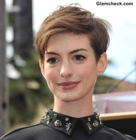 Anne Hathaway - Textured  Pixie Hairstyle Long Asymmetrical Pixie, Hair Cuts Oval Face, Anne Hathaway Pixie, Haircut Oval, Asymmetrical Pixie Haircut, Asymmetrical Pixie Cuts, Curly Pixie Hairstyles, Asymmetrical Haircut, Asymmetrical Pixie