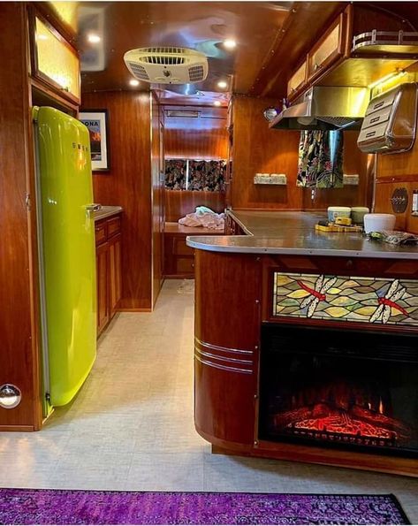 Burger Trailer, Spartan Mansion, Vintage Motorhome, Vintage Trailer Interior, Travel Trailer Living, Motorhome Interior, Art Deco Ideas, Camper Art, Airstream Interior