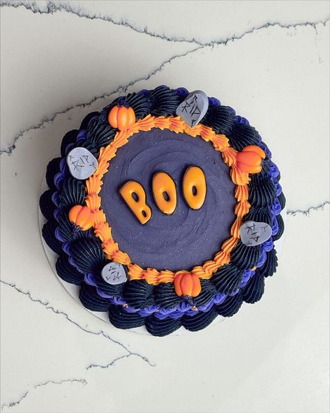 Purple Halloween Cake, Orange Buttercream, Orange Frosting, Royal Icing Transfers, Fall Cakes, Orange Cake, Halloween Cakes, Vintage Cake, Halloween Boo