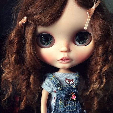 Blythe Dolls Wavy Hair, Wavy Curly Hair, Blythe Doll, Round Sunglass Women, Blythe Dolls, Beautiful Dolls, Wavy Hair, Round Sunglasses, Curly Hair Styles