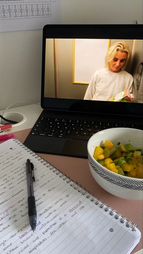 Watching Youtube Aesthetic, Emma Chamberlain Youtube, Disciplined Lifestyle, Emma Chamberlain Aesthetic, Aesthetic Lunch, Organize Motivation, Reset Routine, Studying Life, Uni Life