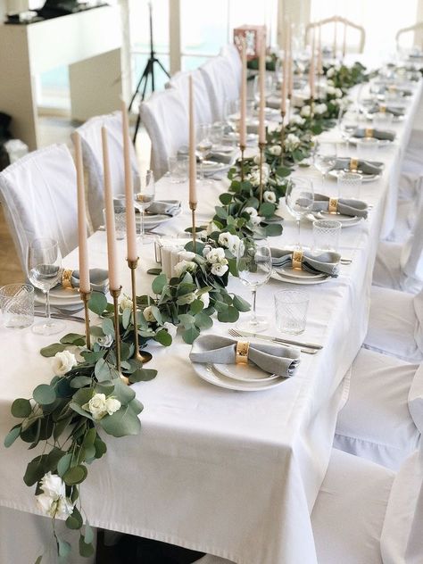 Wedding Table Designs, Christmas Dining Table, Tafel Decor, Dinner Table Decor, Elegant Dinner, Christmas Dining, Long Table, Wedding Table Decorations, Christmas Table Settings