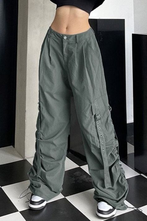 Cargo Pants Gray, Celana Kargo, Parachute Cargo Pants, Parachute Cargo, Cargo Pants Outfit, Cargo Pant, Teenage Fashion Outfits, Edgy Outfits, Teen Fashion Outfits