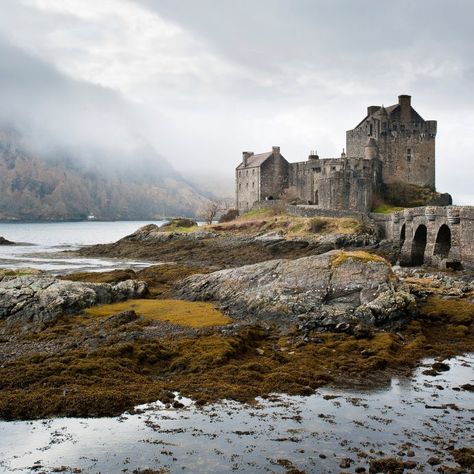 SCOTLAND: Eilean Donan Castle, on the road to the Isle of Skye. Eileen Donan Castle, Castle Landscape, Uk Landscape, European Beauty, Castle Photography, Wild Magic, Ireland Pictures, Eilean Donan Castle, Castle Drawing