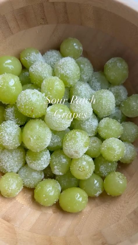 Sourpatch Grapes Tiktok, Grapes Sour Patch, Crunchy Grapes, Frozen Grapes Recipe, Sour Food, Sour Candy Recipe, Sour Patch Grapes, Grape Snacks, Candied Grapes Recipe