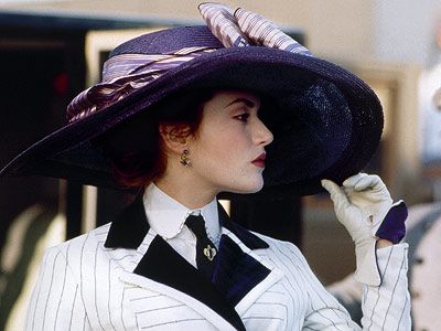 kate winslet titanic hat | Roses' Boarding Hat Titanic Kate Winslet, Titanic Movie, Purple Hats, My Fair Lady, Love Hat, Wearing A Hat, Movie Costumes, Hollywood Fashion, Kate Winslet