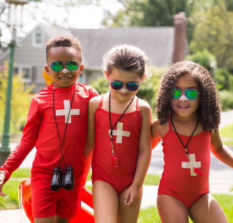 Easy DIY Halloween Costumes for Kids Diy Lifeguard Costume, Lifeguard Hairstyles, Sporty Halloween Costumes, Lifeguard Halloween, Lifeguard Costume, Diy Fantasia, Spirit Days, Halloween Parejas, Diy Costumes Kids