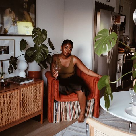 a photographer at home — in love w/ softness Kim White Apartment, Black Woman Interior Designer, Home Life Aesthetic, Black People Apartment Decor, Living Single Aesthetic, Own Home Aesthetic, Small Cozy Home Library, Earthy Home Aesthetic, Living Room Photoshoot