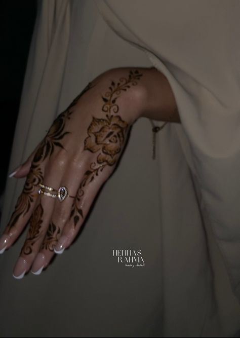 IG : hennas.rahma #khaleeji #aesthetic #henna Henna Artist Aesthetic, Yemeni Henna Party, Henna Ideas Aesthetic, Khaleeji Henna Designs, Henna Aesthetic, Aesthetic Henna, Khaleeji Henna, Modest Bridal Dresses, Khaleeji Aesthetic