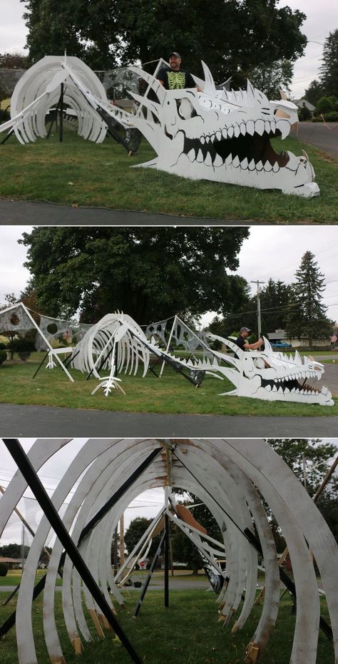 Dinosaur Halloween Yard Decorations, Spooky Outside Decor, Diy Oversized Halloween Decorations, Dragon Halloween Decorations, Dinosaur Halloween Decorations, Yard Monsters, Halloween Backyard, Massive Dragon, Dragon Decorations