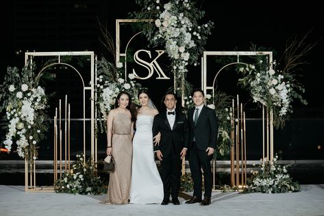 Wedding Backdrop Design 2023, Wedding Backdrop Design Black, Gold Wedding Arch With Flowers, 25th Wedding Anniversary Backdrop, Wedding Black Backdrop, Wedding Backdrop Design Indoor Reception, Black And White Wedding Stage, Wedding Backdrop Design Outdoor, Black Backdrop Wedding