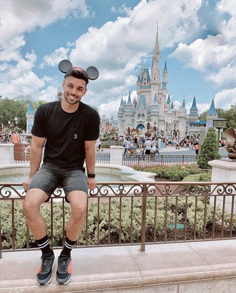 Guys Disney Outfits, Men Disneyland Outfit, Disney Inspired Outfits For Men, Disney World Outfits Men, Men’s Outfits Disney, Disney World Photoshoot, Men’s Disney Outfit, Disneyland Outfits Men, Men Disney Outfits