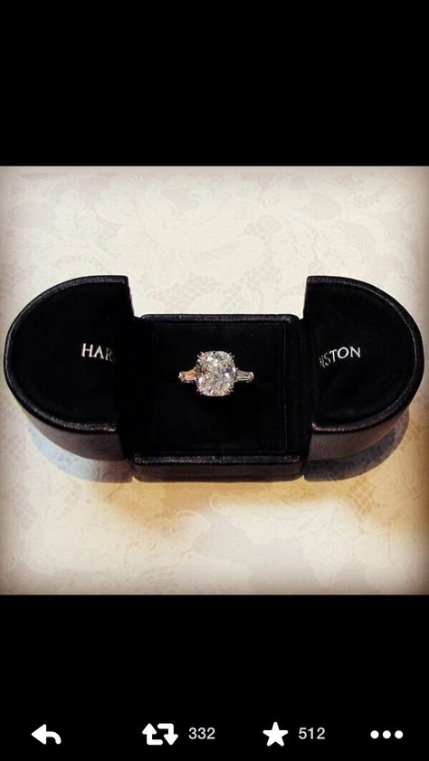 Blair Waldorf's engagement ring Blair Waldorf Ring, Waldorf Ring, Harry Winston Ring, Blair Waldorf Style, Proposal Pictures, Boda Ideas, Dream Wedding Ring, Gold Aesthetic, Blair Waldorf