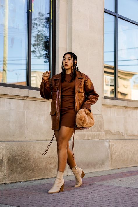 brown-monochrome-outfit-ideas-for-women-lil-miss-jb-style-detroit-fashion-blogger-13 Brown Monochrome Outfit, Brown Dresses Outfit, Brown Outfit Aesthetic, Detroit Fashion, Blogger Aesthetic, Blogger Poses, Affordable Outfits, Nude Outfits, Monochromatic Fashion