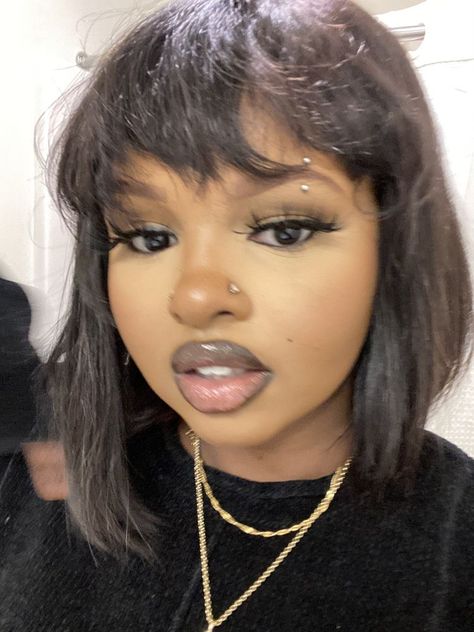 Eyebrow Piercing On Black Women, Eyebrow Piercing Women, Eyebrow Piercing Black Women, Face Piercings Black Women, Face Piercings Aesthetic, Eyebrow Piercing Aesthetic, Piercing Inspo Face, Oc Building, Piercings Facial