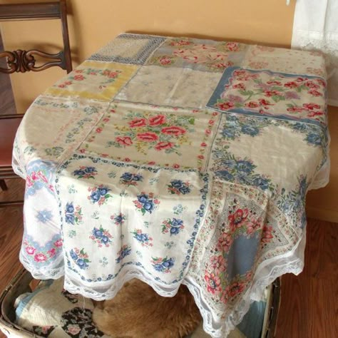 Old handkerchiefs or scarves Old Doilies Ideas Vintage Linen, Vintage Handkerchiefs Crafts, Handkerchief Crafts, Cottage Shabby Chic, Vintage Handkerchief, Vintage Handkerchiefs, Linens And Lace, Vintage Tablecloths, Vintage Linen