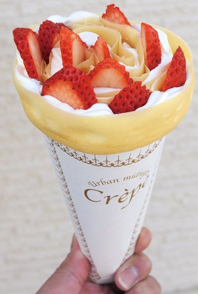 Rica crepa ✿⊱╮ Creative Crepe Ideas, Crepe Strawberry, Mini Patisserie, Desserts Japonais, Strawberry Crepe, Strawberry Crepes, Crepes And Waffles, Japanese Dessert, Mooncake