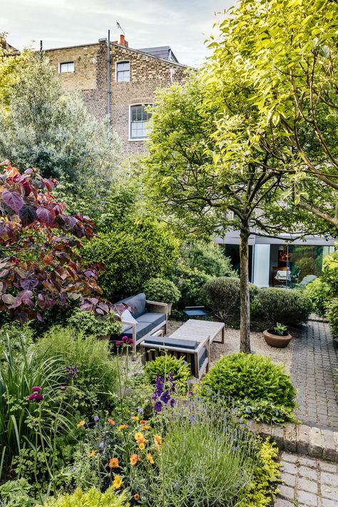 Garden ideas - small garden ideas | House & Garden Balcony Designs, Small City Garden, Townhouse Garden, Dutch Gardens, Courtyard Gardens, Sitting Areas, Garden Magazine, Garden Inspo, London Garden