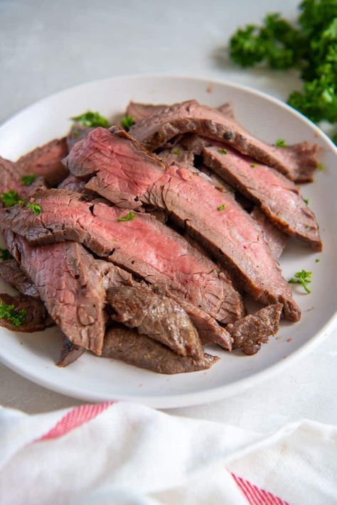 Instant Pot Flank Steak is both tender and delicious. Proof that bold flavor doesn’t have to cost a fortune or take hours to cook! Marinated Skirt Steak, Easy Delicious Dinners, Flank Steak Recipes, Grilled Flank Steak, Skirt Steak, Family Cooking, Flank Steak, Carne Asada, Delicious Dinner