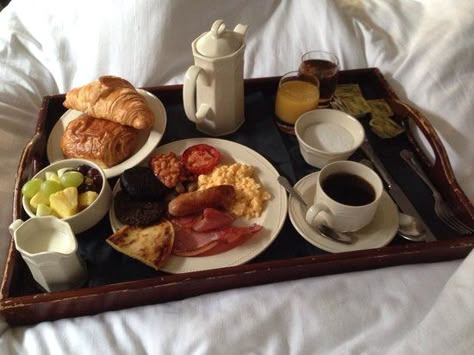 Breakfast In Bed Aesthetic, Bed Pictures, Breakfast Pictures, Breakfast Photography, Baked Breakfast Recipes, Healthy Breakfast Muffins, Breakfast Platter, Easy Cook, Good Morning Breakfast