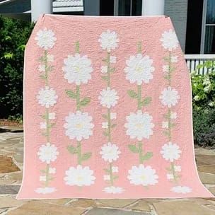 Daisy Chain quilt designed by Heather Briggs of My Sew Quilty Life Daisy Chain Quilt Pattern, Bunnyhill Quilts, Daisy Quilt Block Pattern, Garden Sewing Projects, Baby Girl Quilt Ideas, Baby Girl Quilt Patterns, Cute Quilt Patterns, Spring Quilt Patterns, Flower Baby Quilt