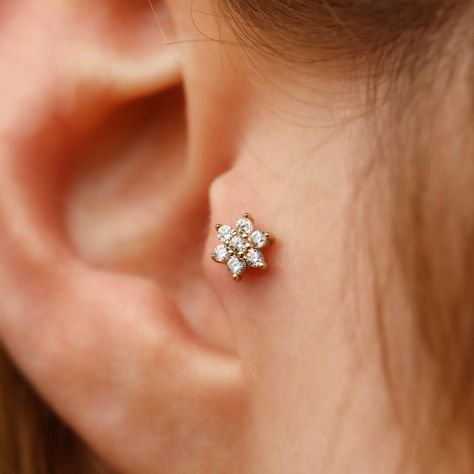 Ear Piercing Cartilage, Flower Piercing, Piercing Collection, Piercing Stud, Tragus Piercing Jewelry, Stud Piercing, Piercing Tragus, Piercing Cartilage, Vintage Details