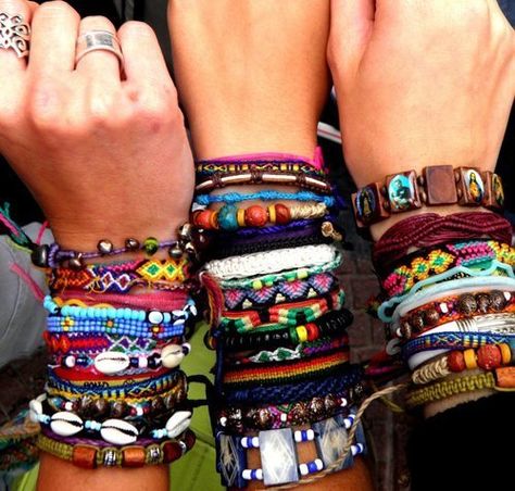 Bracelets, bracelets, bracelets Braclate Ideas, Surfergirl Style, Hippie Stil, Ethno Style, Mode Hippie, Estilo Hippie, Summer Bracelets, Hippie Jewelry, Hippie Outfits