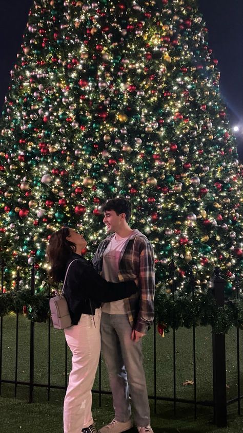 christmas, pic inspo, love Christmas Couple Poses, Christmas Instagram Pictures, Christmas Couple Pictures, Christmas Poses, Christmas Instagram, Christmas Pics, Christmas Picture, Couple Picture, Pics Inspo