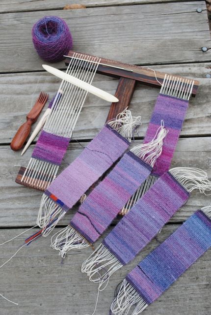 Woven Bookmarks, Contemporary Tapestries, Small Tapestry, Weaving Tutorial, Tablet Weaving, Diy Weaving, Weaving Textiles, Weaving Projects, Textile Jewelry