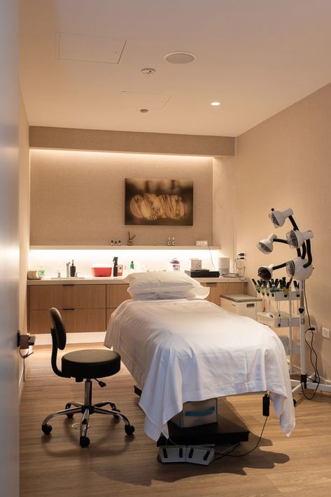 Esthetician Room Lighting Ideas, Facial Clinic, Luxury Facial Room, Facial Room Design, Home Massage Room, Spa Room Ideas Estheticians, Spa Room Ideas, Massage Room Design, Facial Room