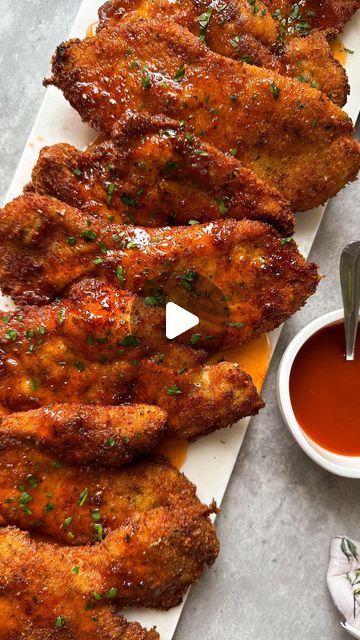 Samantha Montgomery on Instagram: "My viral HOT HONEY CHICKEN CUTLETS are viral for a reason!💥🥵🔥 all recipes on sammymontgoms.com do yourself a favour and make these asap. . . . Ingredients: 8 large chicken breasts salt pepper garlic powder onion powder 2 eggs 1 tbsp @franksredhot buff sauce 1/4 tsp cayenne pepper 1 cup Italian breadcrumbs seasoned 1/2 cup parmigiano reggiano  grated 1/4 tsp cayenne pepper 1/3 cup honey 1/4 cup @franksredhot buff sauce 1¼ cup peanut oil fresh parsley to garnish #hothoney #chicken #chickencutlets #easyrecipes #chickenrecipes #friedchicken" Samantha Montgomery, Chicken Videos, Chicken And Pastry, Hot Honey Chicken, Short Recipes, Italian Breadcrumbs, Sweet Chicken, Fried Chicken Wings, Hot Honey