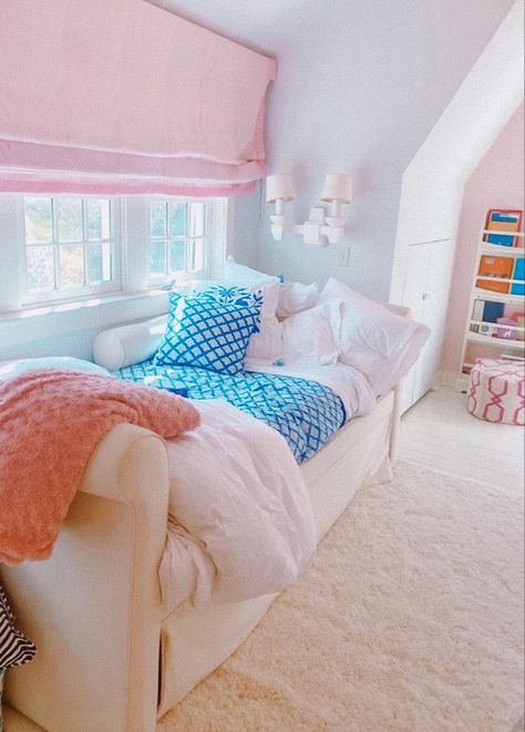 Preppy Twin Bedroom, Preppy Daybed Room Ideas, Preppy Day Bed, Preppy Reading Nook, Preppy Hangout Room, Shoe Rack Ideas, Preppy Dorm Room, Preppy Bedroom Decor, Hangout Room