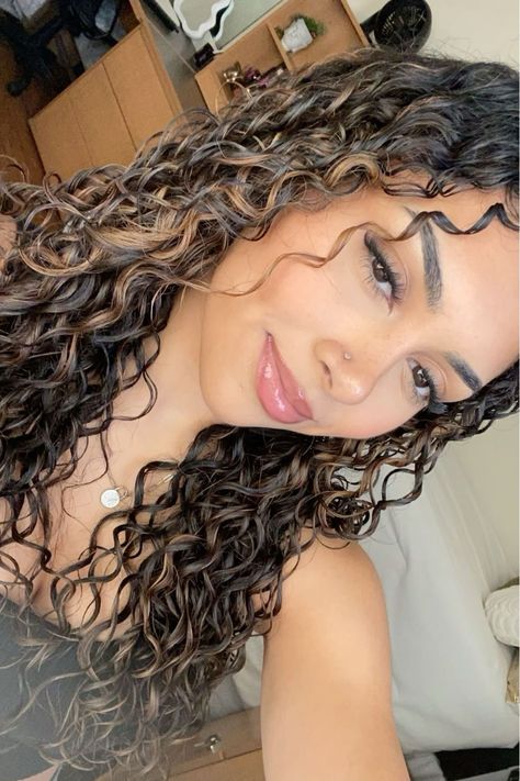 Curly Hair Goals, Blonde Highlights Curly Hair, Curly Hair Color, Curly Highlights, Loose Curly Hair, Dark Curly Hair, Dyed Curly Hair, Curly Hair Care Routine, Highlights Curly Hair