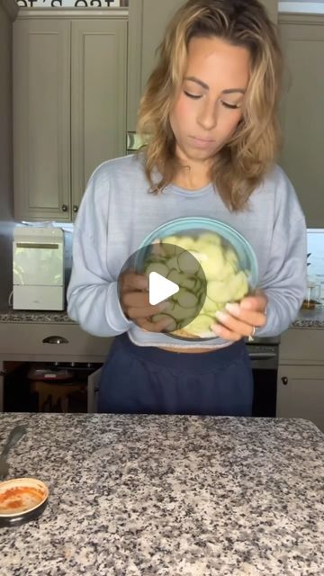 Brooke Brown on Instagram: "This cucumber salad was incredible! Inspo: TT Logan ❤️#cucumber #salad #taco #cottagecheese #protein #recipe.  RECIPE :  1 medium English cucumber
3/4 cup cottage cheese 
1 can chicken (12.5oz)
3 tsp taco seasoning 
2 tbsp salsa 
Shake and Enjoy!" Cucumber Salad With Cottage Cheese, Cucumber Salad With Chicken, Cucumber Cottage Cheese Salad, High Protein Cucumber Salad, Cottage Cheese Cucumber Salad, Logan Cucumber, Cottage Cheese Chicken Salad, Chicken Salad With Cottage Cheese, 1400 Calorie Meal Plan