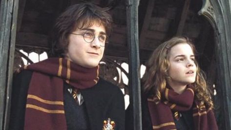 props - Do Harry Potter scarves in the movies have house emblems? - Movies & TV Stack Exchange Harry Potter Scarves, Harry Potter Gryffindor Scarf, Gryffindor Scarf, Hogwarts Uniform, Harry Potter Accessories, Harry Potter Ron Weasley, Gryffindor Aesthetic, Harry And Hermione, Harry Potter Scarf