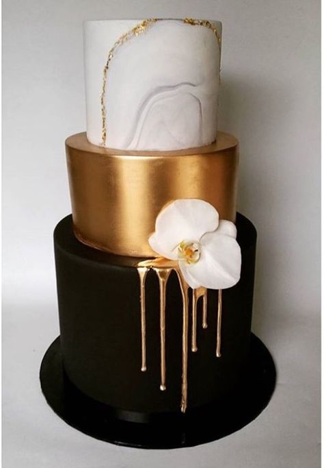 Wedding Cake Elegant Gold, Black And Gold Cake, Cakes To Make, Gold Cupcakes, Wedding Cakes Elegant, Wedding Cakes Blue, Something Blue Wedding, Elegant Birthday, Cake Trends