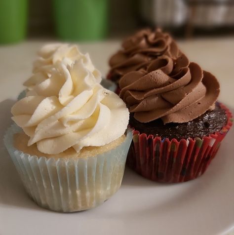 Bakery Style Frosting Bakery Style Icing, Bakery Style Buttercream Frosting, Bakery Style Frosting Recipe, Best Cupcake Frosting, Bakery Style Frosting, Bakery Style Cupcakes, Bakery Frosting Recipe, Icing For Cakes, Bakery Frosting