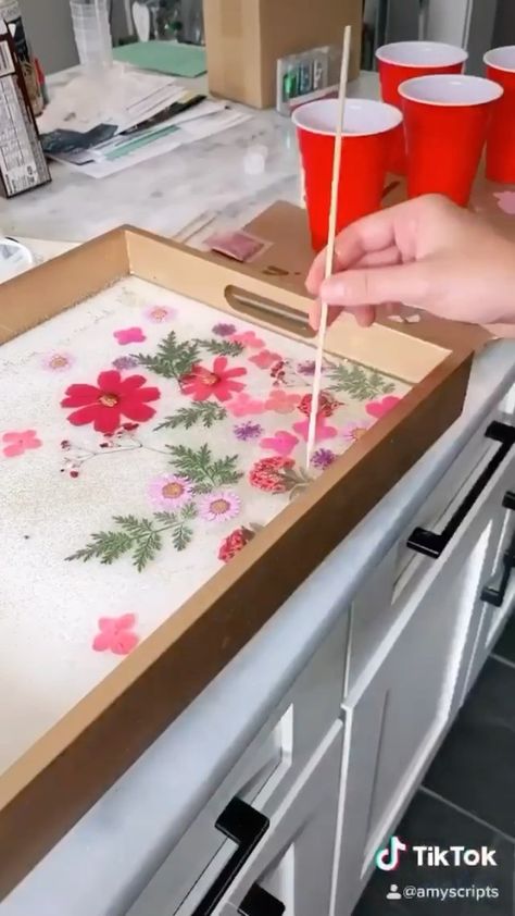 Pressed Flower Tray, Resin Trays Ideas, Flower Projects, Pressed Flower Resin, Flower Pressing, Wood Resin Table, Flower Tray, Pressed Flower Crafts, Heart Jewellery