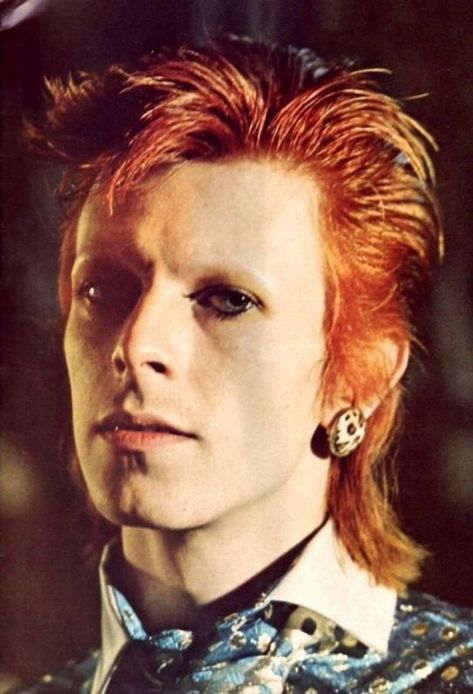 Bowie Fashion, Ghost Emoji, David Bowie Fashion, David Bowie Pictures, Ziggy Played Guitar, David Bowie Ziggy, Fantastic Voyage, Cover Magazine, Goblin King