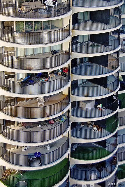 Vertical Living, Marina City by rjseg1, via Flickr Bertrand Goldberg, Marina City, Louis Kahn, Philip Johnson, Faux Grass, Santiago Calatrava, Chicago Architecture, Frank Gehry, Interesting Buildings