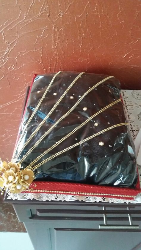 For packing sari Saari Packing For Wedding, Sari Packing Ideas For Wedding, Basket Packing Ideas, Dress Packing Ideas Gift, Saree Packing Ideas Wedding, Saree Packing, Makeup Gifts Basket, Dress Packing, Engagement Gift Baskets