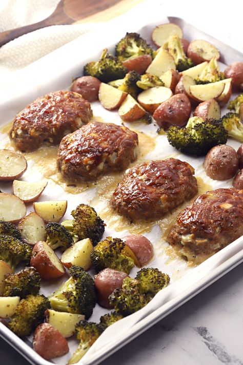 Mini Meatloaf Sheet Pan Dinner, Healthy Baked Meals, Meals And Munchies Recipes, Meatloaf Sheet Pan Dinner, 1 Pan Meals, Steak Sheet Pan Dinner, Sheet Pan Meatloaf, Sheet Pan Vegetables, Sheet Pan Beef