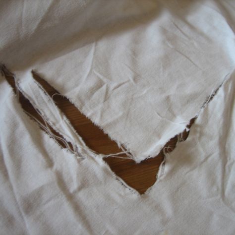 How to mend a torn sheet Old Bed Sheets, Ripped Shirts, Old Sheets, Mending Clothes, Recycle Bin, Make Do And Mend, Visible Mending, Make Do, Old Quilts