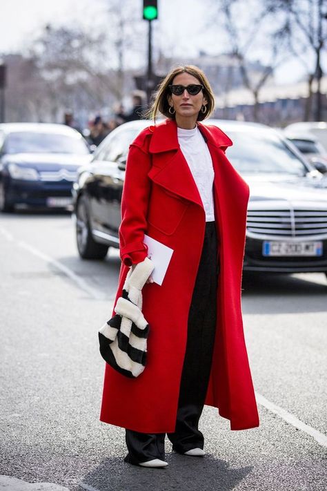 Chloe Harrouche, White Pumps Outfit, Red Coat Outfit, Contrast Outfit, Winter Fashion Outfits Casual, Street Style Parisian, Paris Fashion Week Street Style, White Pumps, Red Coat