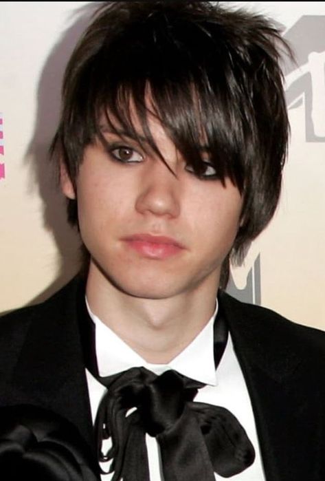 a whole freaking lot of pictures of Ryan ross #random #Random #amreading #books #wattpad Emo Haircut, Emo Haircuts, The Young Veins, Story Pictures, Bad Haircut, Ryan Ross, Pete Wentz, Brendon Urie, Emo Guys