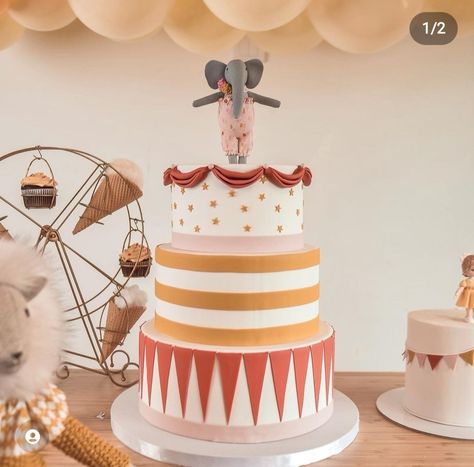 Circus Cake Ideas Simple, Circus Wedding Cake, Circus Themed Birthday Cake, Pink Circus Cake, Circus Birthday Cake, Circus Cake, Circus Wedding, Cake Bunting, Twins 1st Birthdays